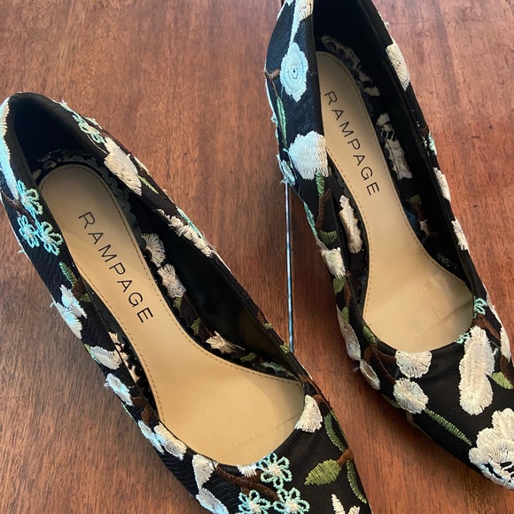 Embroidered pumps. Black with cream, brown and green details. - Picture 7 of 7